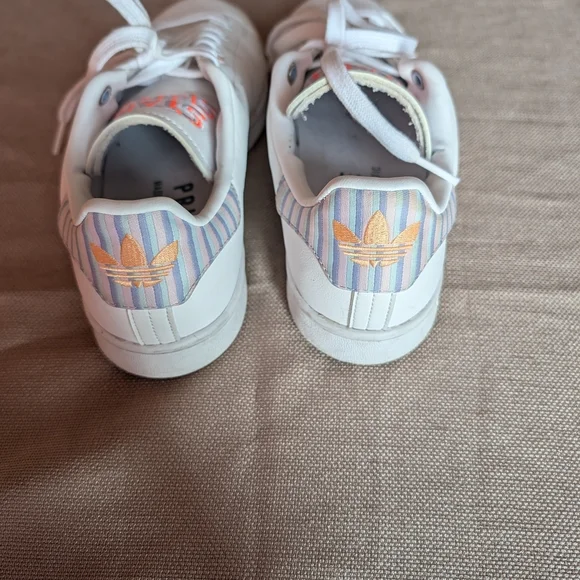 Adidas Stan Smith White and Red Sneakers - Picture 3 of 4